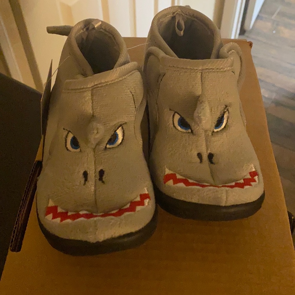 NWT Toddler shark robber soles slippers